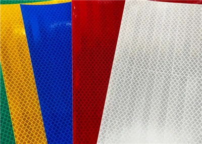 Adhesius reflectants per a senyals de trànsit